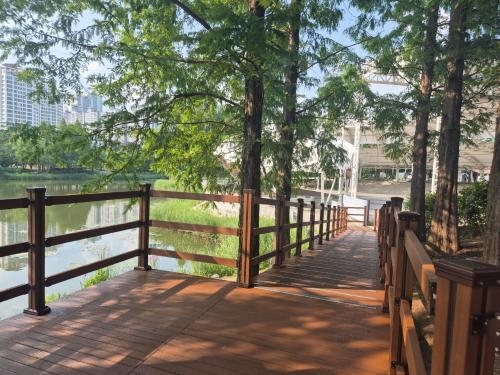 [지역뉴스] 용인특례시, 동백호수공원에 보행약자 위한 데크길 조성